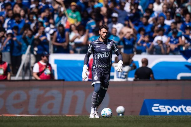 Goleiro Thomazella em lance de jogo