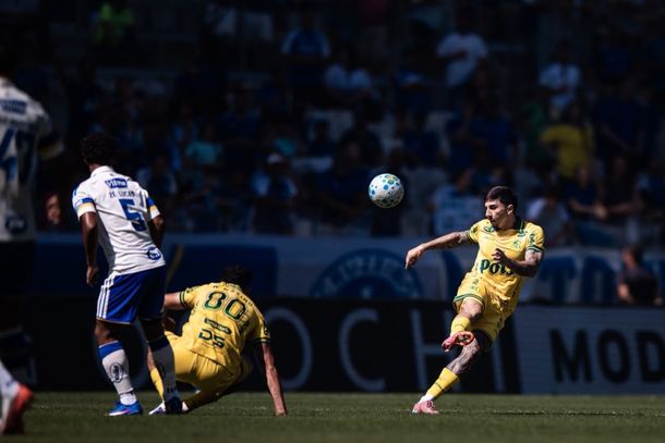 Gustavo Silva em lance de jogo
