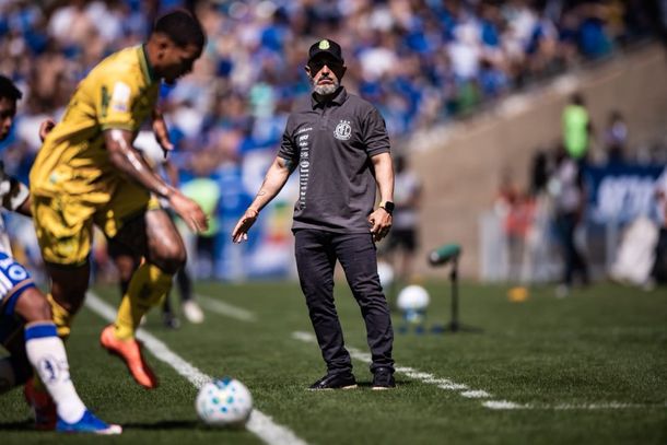 T&eacute;cnico Rafael Guanaes durante om jogo no Mineir&atilde;o