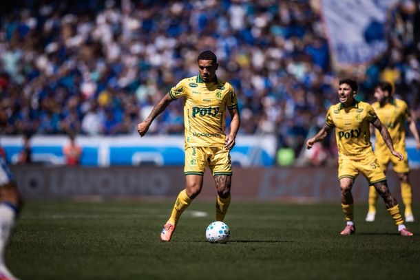 Denilson em lance de jogo