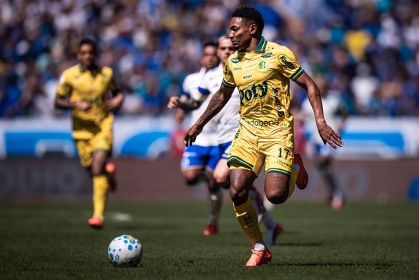 Atacante Fernandinho em lance de jogo