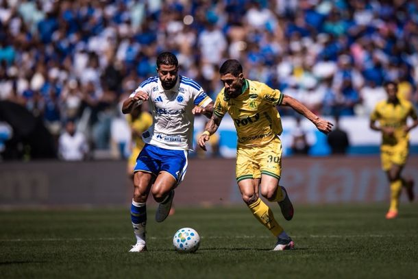 Atacante Bruno Santos em lance de jogo