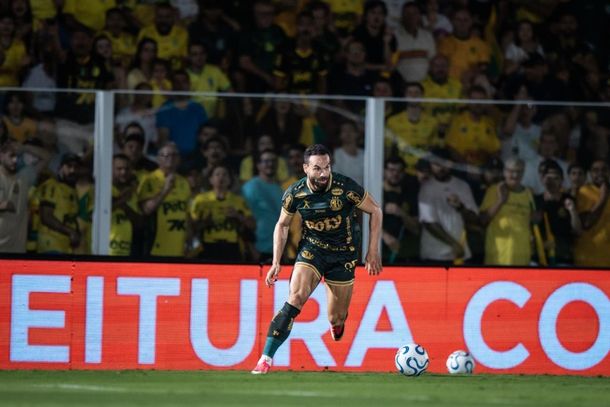 Edson Carioca em lance de jogo