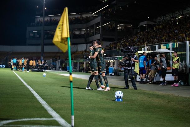 Jogadores do Le&atilde;o comemoram gol diante da LDU
