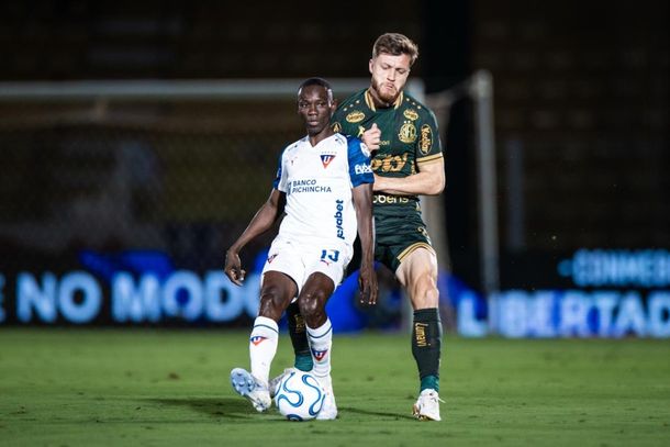 Zagueiro Gabriel Knesowitsch em lance de jogo