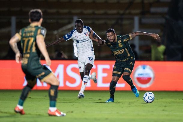 Lateral Reinaldo em lance de jogo