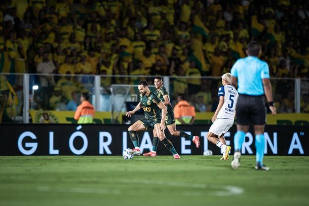 Edson Carioca em lance de jogo