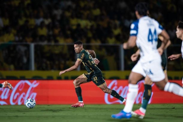 Lateral Igor Formiga em lance de jogo