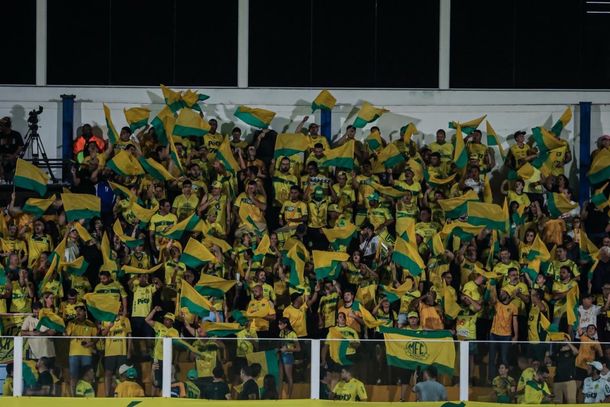 Torcida do Le&atilde;o apoiando o time