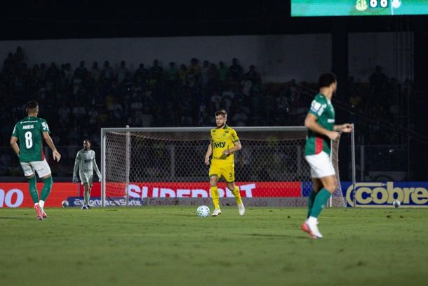 Zagueiro William Machado em lance de jogo