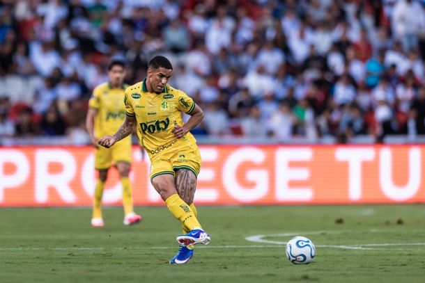 Denilson em lance de jogo