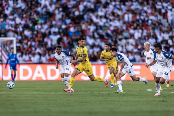 Atacante Andr&eacute; Lu&iacute;s em lance de jogo
