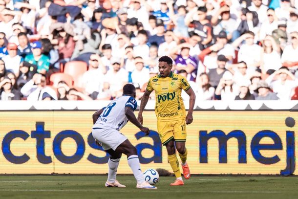 Fernandinho em lance de jogo