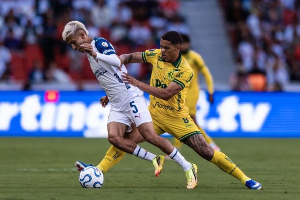 Denilson em lance de jogo