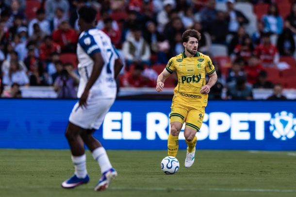 Zagueiro Gabriel Knesowitsch em lance de jogo