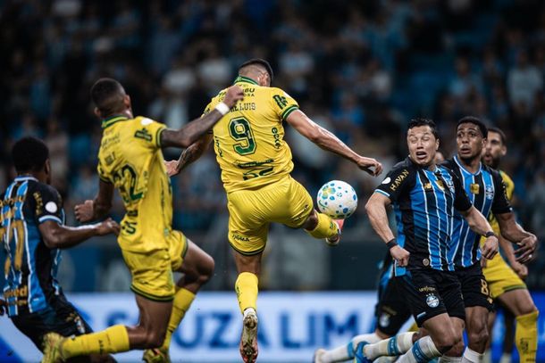 Lance em que o atacante Andr&eacute; Lu&iacute;s passa para Bruno Santos marcar o gol de empate do Le&atilde;o e que depois foi mal anulado 