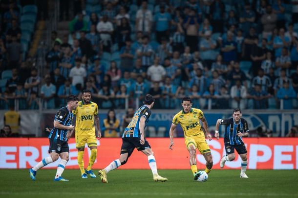 Meio-campista Wallison em lance de jogo