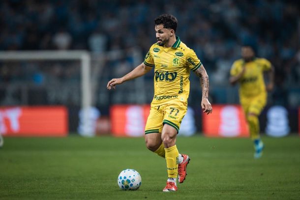 Atacante Alesson em lance de jogo