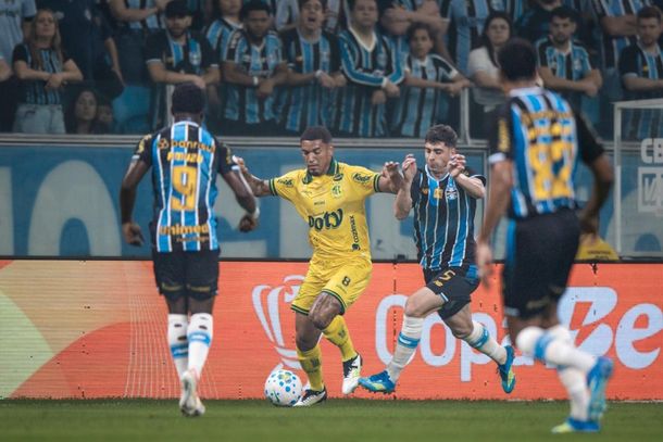 Denilson tenta passar pela marca&ccedil;&atilde;o gremista