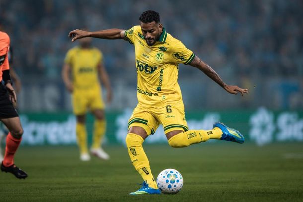 Lateral Reinaldo em lance de jogo