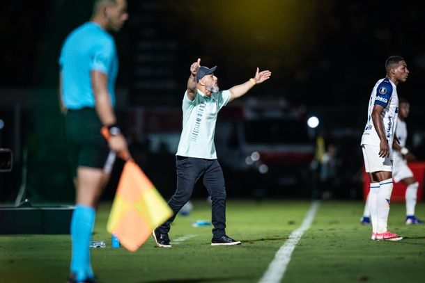 T&eacute;cnico do Mirassol, Rafael Guanaes, durante o jogo contra a LDU