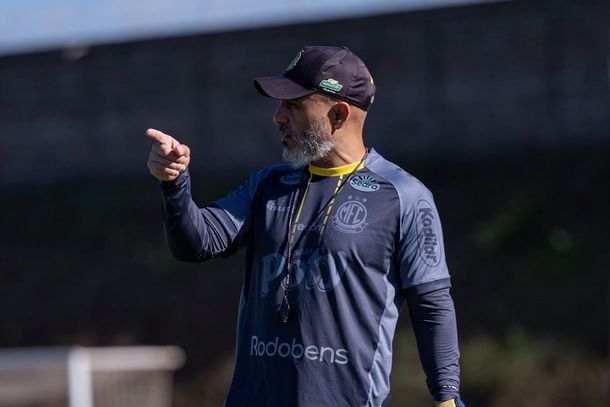 T&eacute;cnico do Mirassol, Rafael Guanaes, durante treino no CT