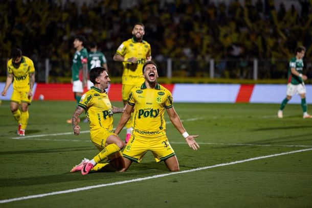 Eduardo comemora o gol do Mirassol