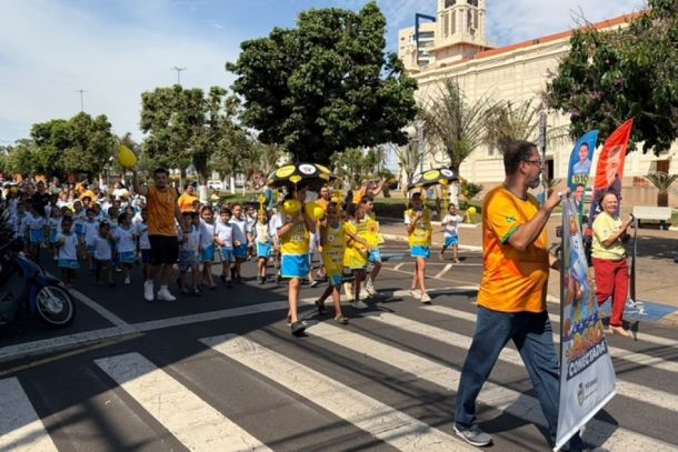 5&ordf; Caminhada de Valoriza&ccedil;&atilde;o da Vida re&uacute;ne estudantes em Mirassol