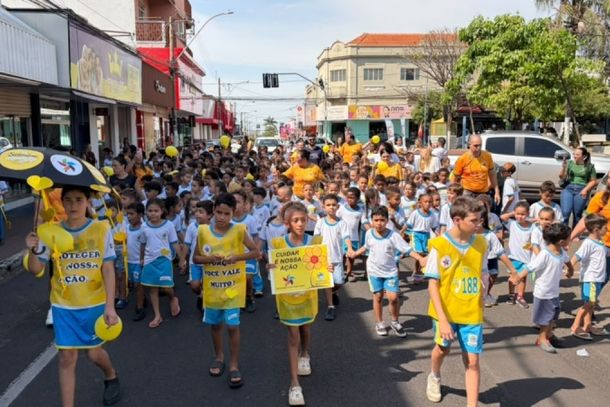 5&ordf; Caminhada de Valoriza&ccedil;&atilde;o da Vida re&uacute;ne estudantes em Mirassol