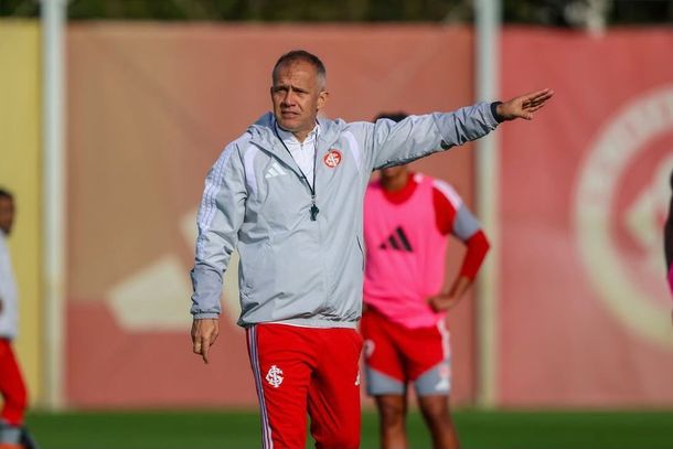 T&eacute;cnico Eduardo Baptista foi oficializado no Inter-RS nesta quarta-feira (23)