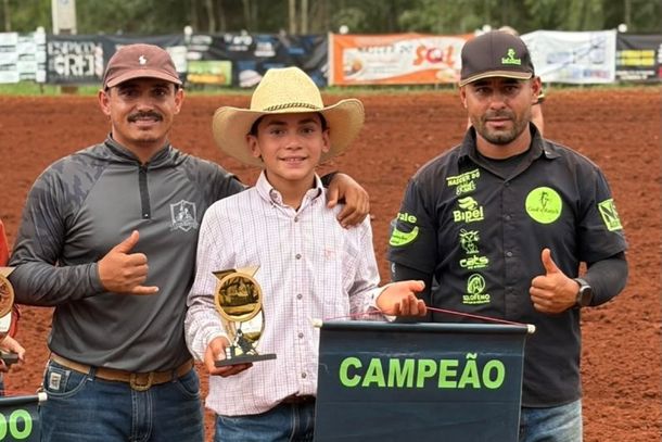 Diogo Vermonte ao centro com o trof&eacute;u de campe&atilde;o em Jos&eacute; Bonif&aacute;cio