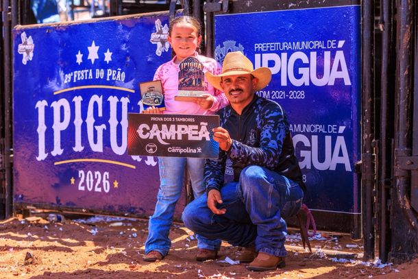 A amazoninha Valentina Cavalcante de Paula, de B&aacute;lsamo, com o trof&eacute;u de campe&atilde; na categoria Kids no Rodeio de Ipigu&aacute;