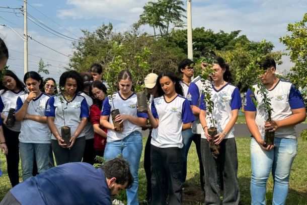 Estudantes da Escola Tufi Madi plantam 25 &aacute;rvores em a&ccedil;&atilde;o pelo Dia da &Aacute;rvore em Mirassol