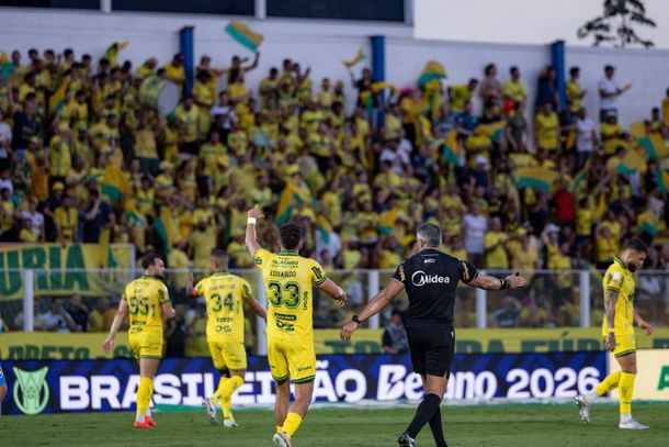 Eduardo, ap&oacute;s marcar o 2&ordm; gol, comemora com os torcedores