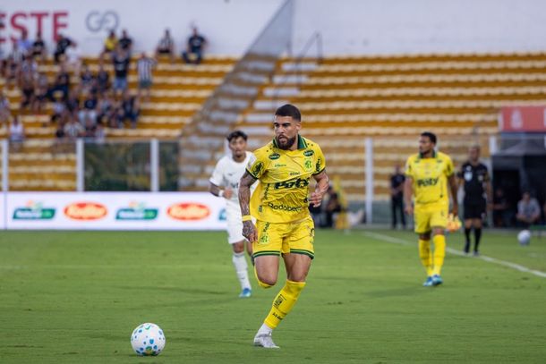Atacante Bruno Santos em lance de jogo