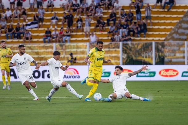 Lateral esquerdo Reinado passa pela marca&ccedil;&atilde;o botafoguense