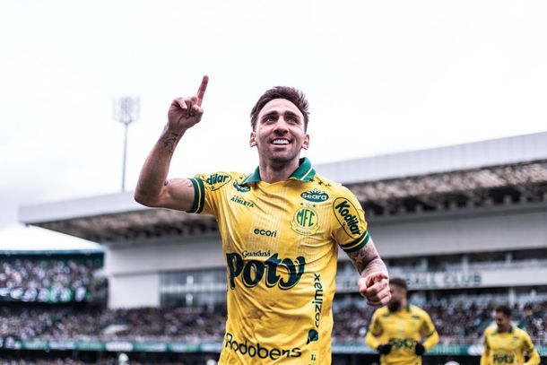 Gustavo Silva marca o gol de empate do Le&atilde;o