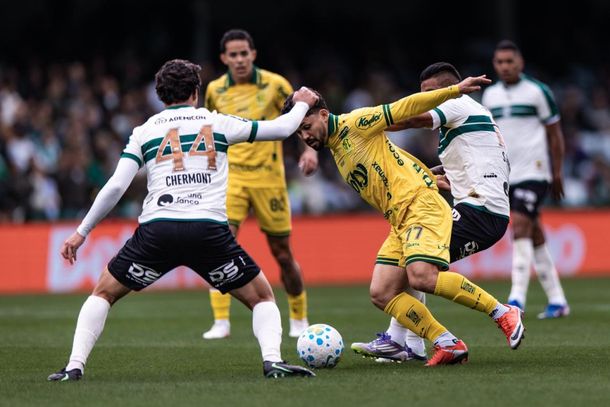 Alesson e lance de jogo com Chermont, do Coritiba