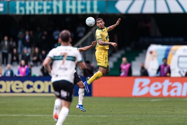 Denilson em lance de jogo