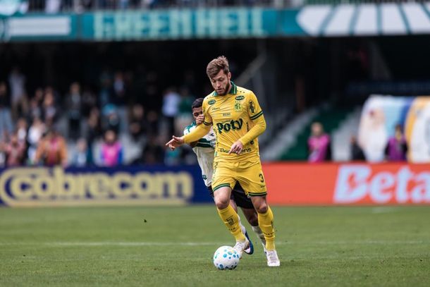 Zagueiro William Machado em lance de jogo