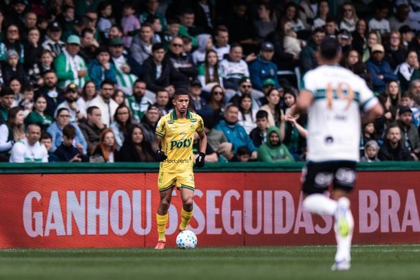 Lateral Igor Formiga em lance de jogo