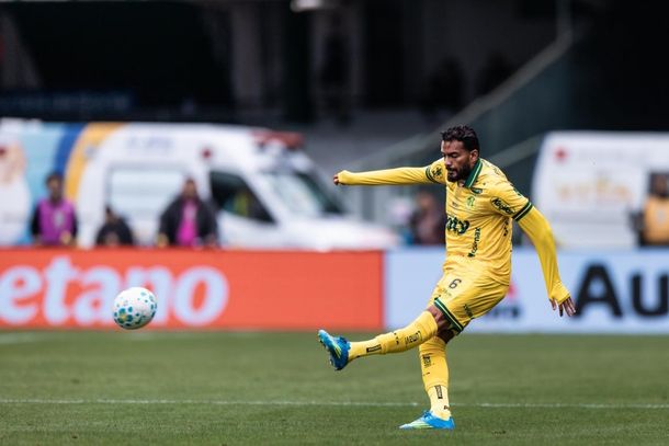 Lateral esquerdo Reinaldo em lance de jogo