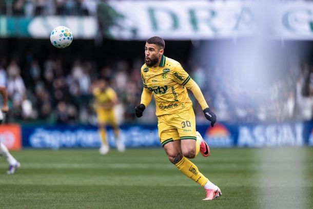 Atacante Bruno Santos em lance de jogo