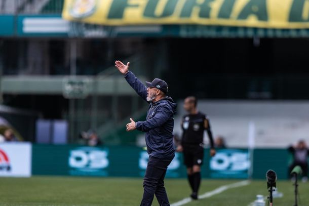 T&eacute;cnico Rafael Guanaes comandando o Le&atilde;o