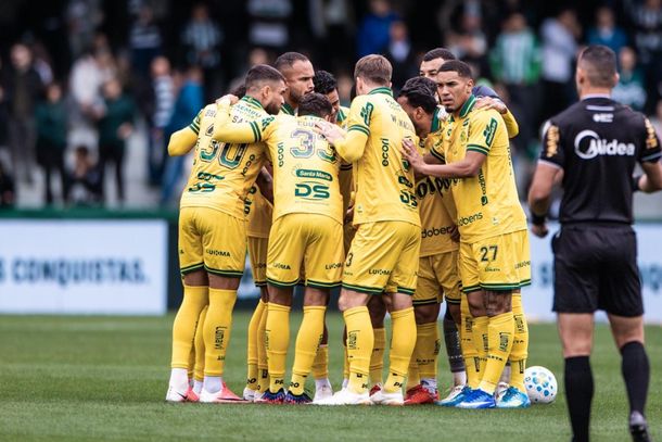 Jogadores do Le&atilde;o se unem antes do jogo