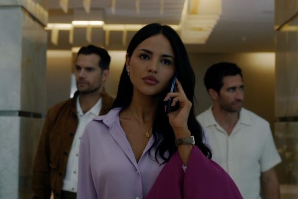O trio formado por Henry Cavill (esq.), Eiza Gonz&aacute;lez e Jake Gyllenhaal manda bem demais em &lsquo;Na Zona Cinzenta&rsquo;