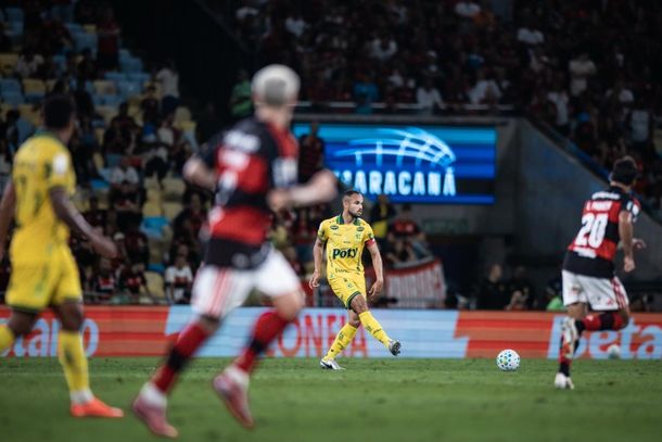 Zagueiro Jo&atilde;o Victor em lance de jogo