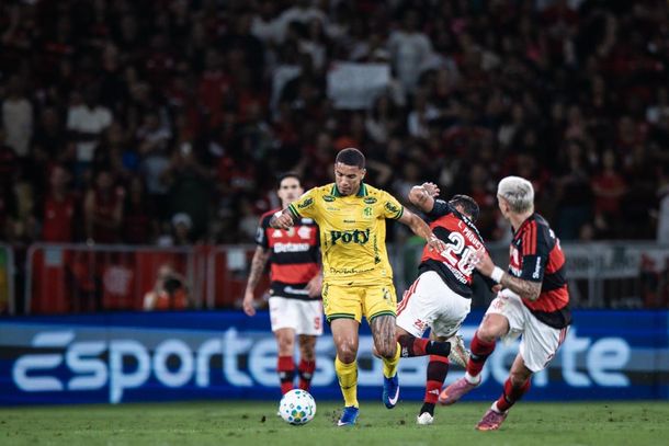 Denilson em lance de jogo