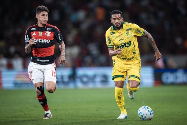 Lateral Reinaldo em lance de jogo