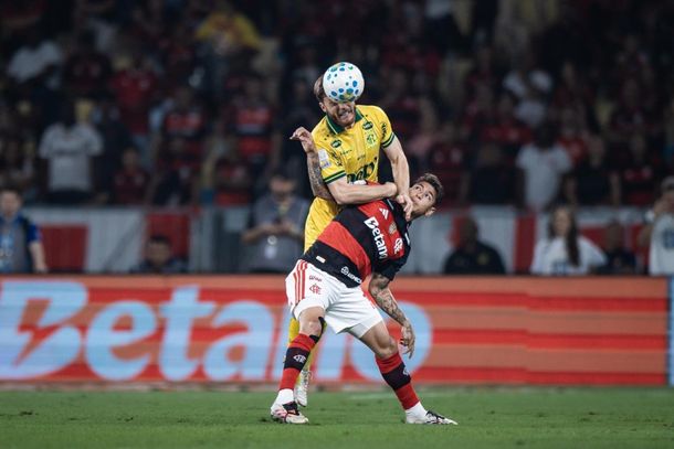 Zagueiro Gabriel Knesowitsch em lance de jogo